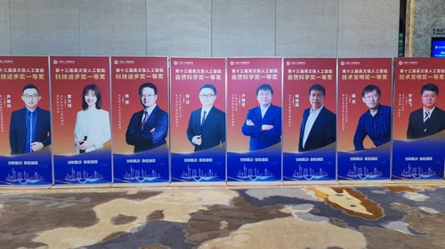 國產(chǎn)大形機(jī)器人邁向?qū)嵱没?進(jìn)工廠貼車標(biāo)，入家庭疊衣服，全國首開專項(xiàng)賽推動(dòng)家政服務(wù)革新